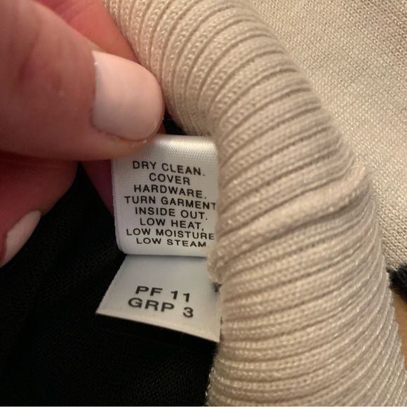 St. John long sleeve wool sweater size large color block white black! - Picture 6 of 7